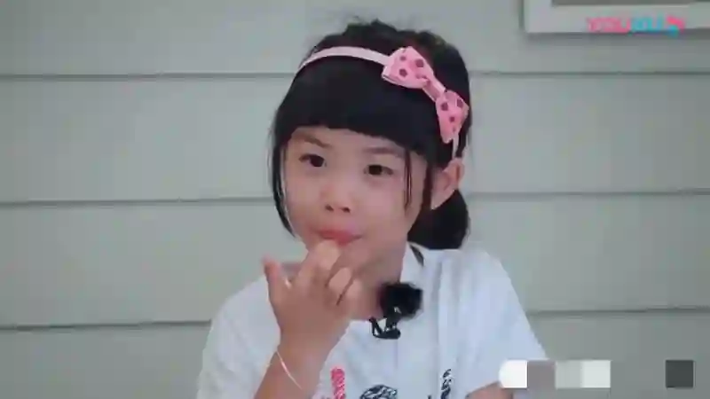 朱茵一家西安旅游被偶遇，13岁女儿长相秀气漂亮，和黄贯中好像