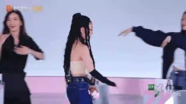 她最大的问题是不太聪明，又很想赢？