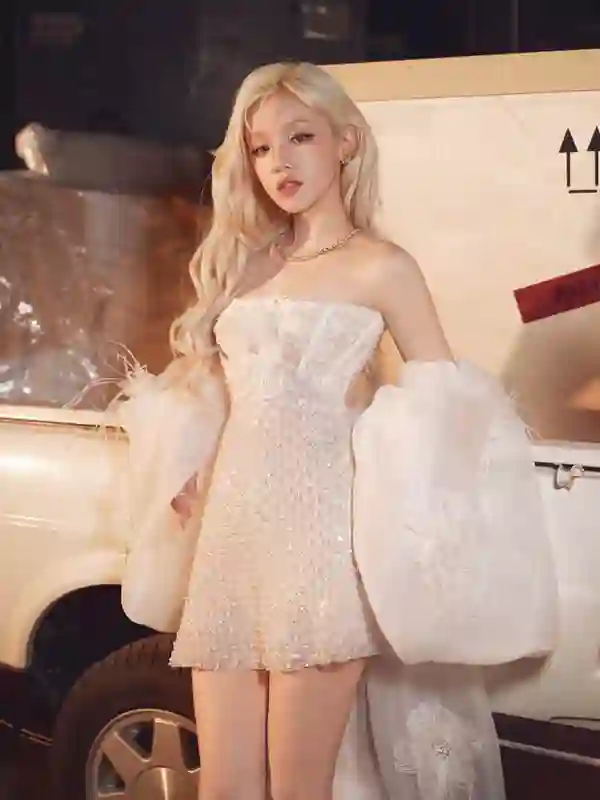 宋雨琦白裙金发似芭比，窈窕性感超吸睛