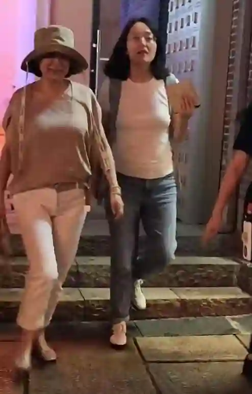 70岁林青霞在江西，穿着时尚一点不显老，与好友谢娜罕见同框