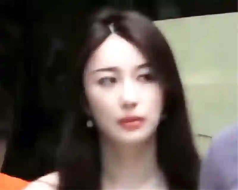 杨坤又上热搜了，饭后与高颜值美女十指相扣回酒店，举止十分亲密