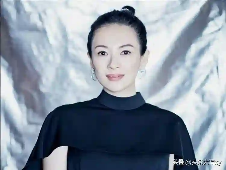 章子怡“国际章”成名路，肚兜亮相戛纳红毯，喂成龙提子被调侃