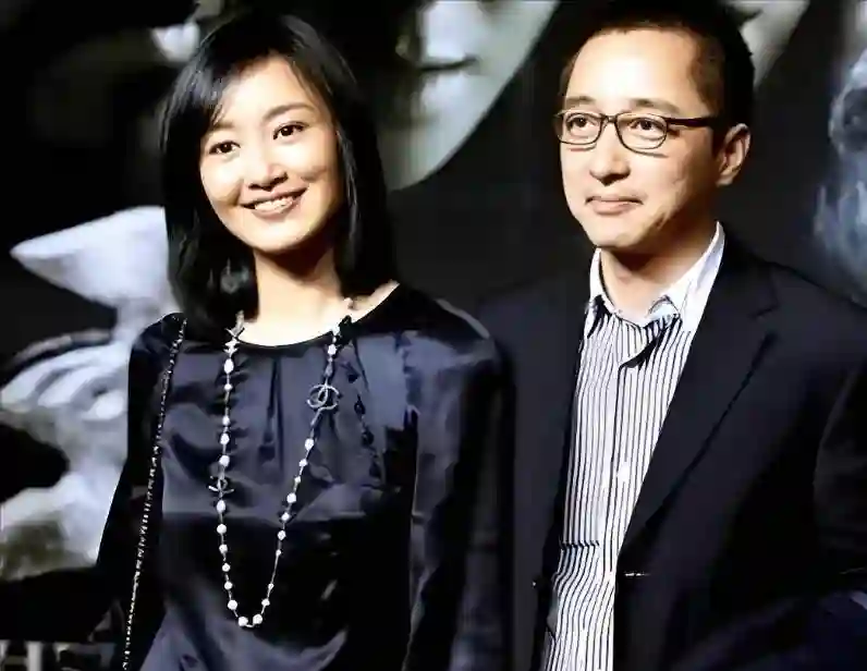 她24岁主持春晚，传两个男人为她离婚，如今49岁被宠成了公主