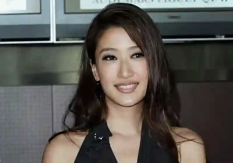恭喜！香港知名女星怀孕九月临盆在即，挺巨大孕肚宣布二胎性别