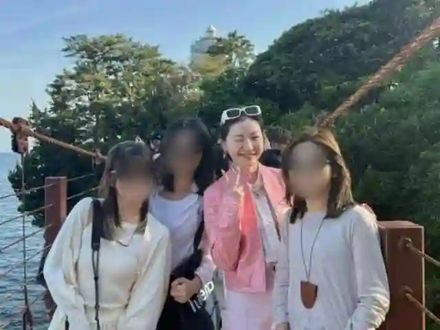 金靖夫妇五一出游，舒奕橙打扮土气没以前帅，金靖倒是又美又时髦