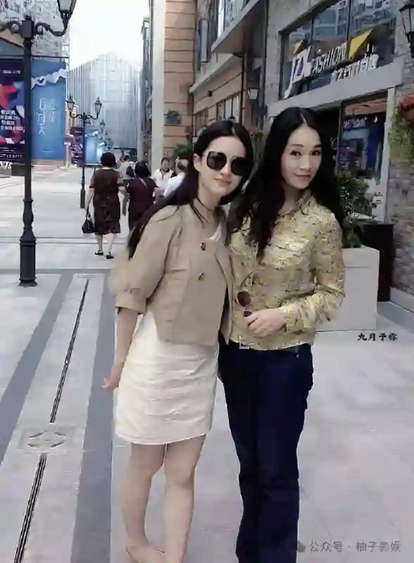 37岁刘亦菲和小姨游东湖，穿包臀裙素颜出镜嫩似少女，家里基因太强大！