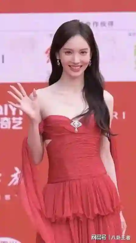 真人版格格巫!金晨近照曝光,再陷整容风波,疑整容失败撞脸章若楠