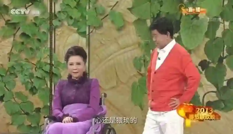 时隔七年，王菲戴着两个虾片（未炸版）再登春晚