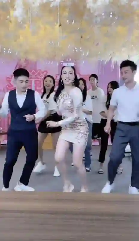 钟丽缇吊带裙惊现三亚！张伦硕 8cm 增高鞋踩出身高焦虑