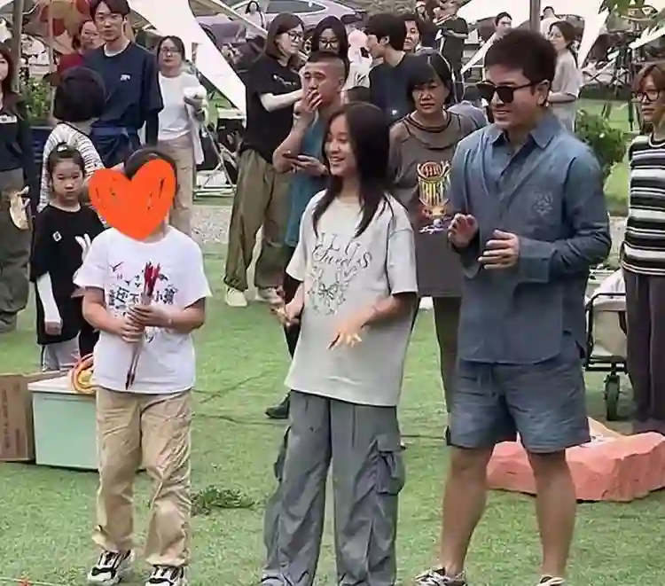 贾乃亮李小璐离婚后首合体引热议：避嫌不避责，女儿成最大赢家