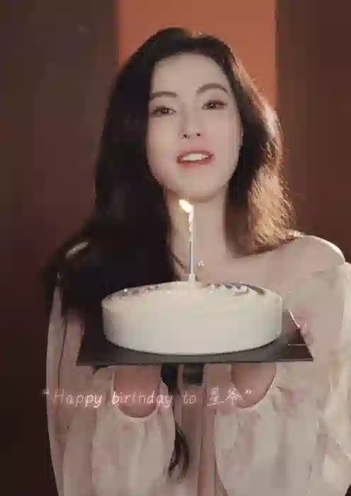 张柏芝穿碎花裙为周星驰庆生！手捧蛋糕笑容超治愈
