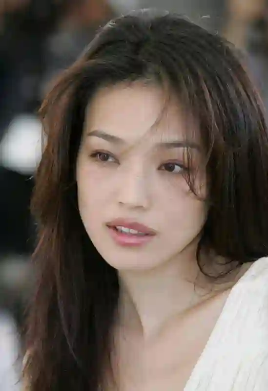 戛纳红毯：周冬雨久违露面，舒淇林志玲不曾老去，于适身材好抢镜