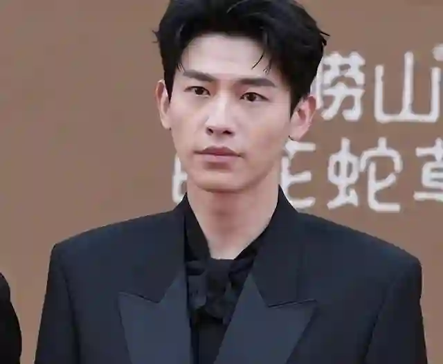 华表奖这一夜，脸肿、造型拉胯，惠英红给内娱上了“生动一课”