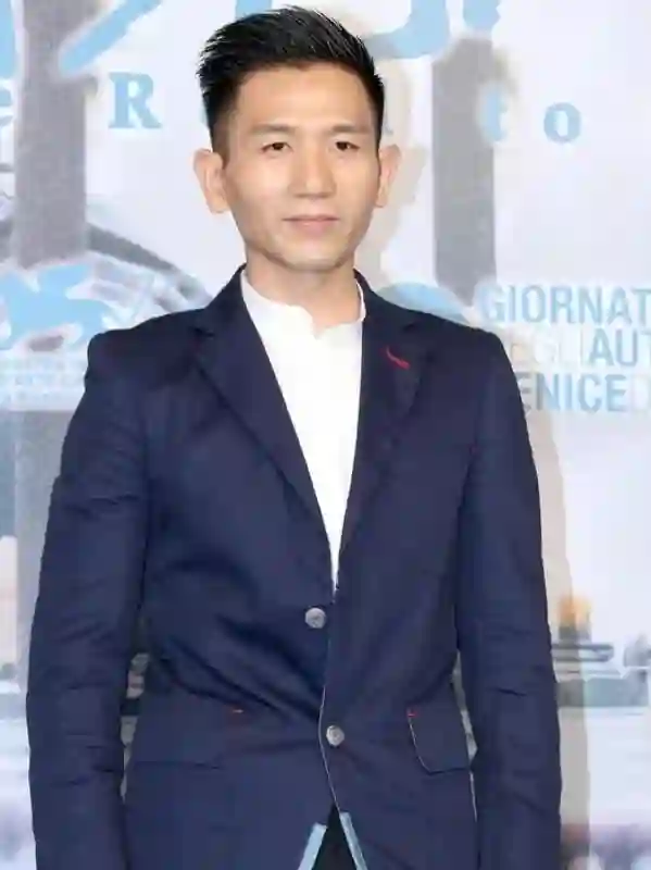 前脚赵丽颖刚被曝光恋情，后脚冯绍峰就有新动作，陈晓彻底输了