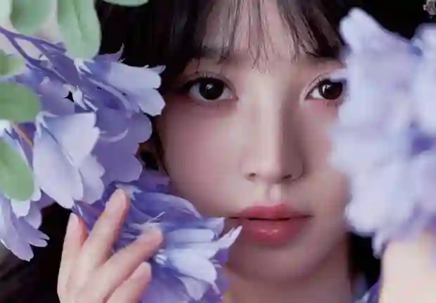 田曦薇紫色挂脖长裙造型，微卷簪花甜美灵动似精灵