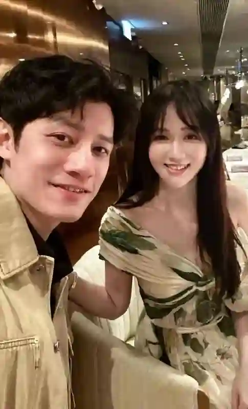 哇塞！陈乔恩46岁生日穿低胸裙和老公约会甜蜜，身材竟似少女？