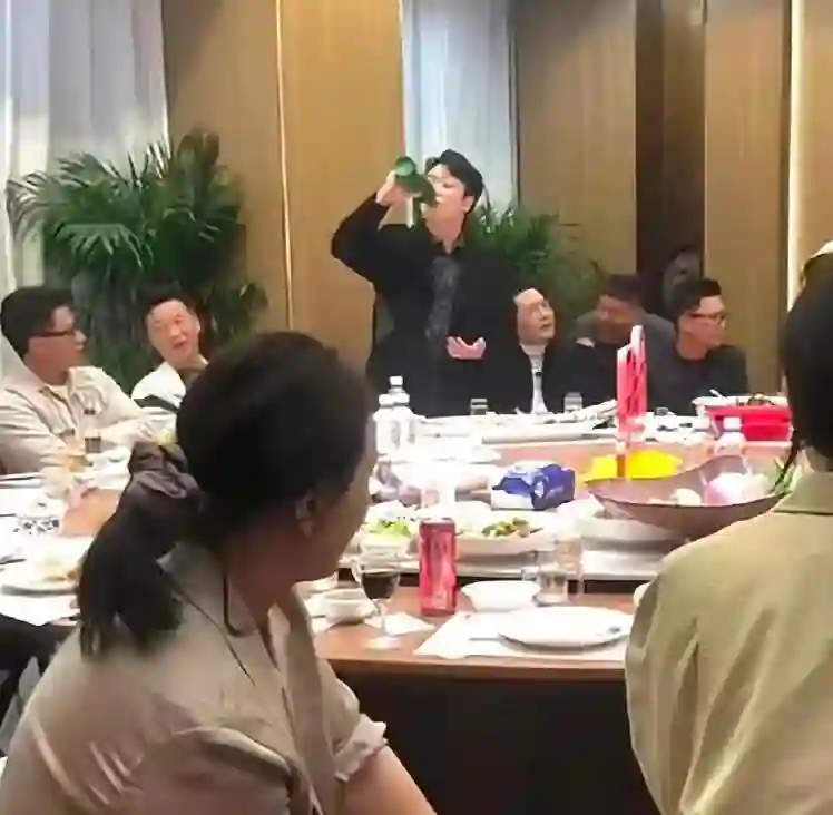 章子怡娇俏，乌尔善带妻子来吃饭，肖央喝整瓶啤酒，陈凯歌领杯！