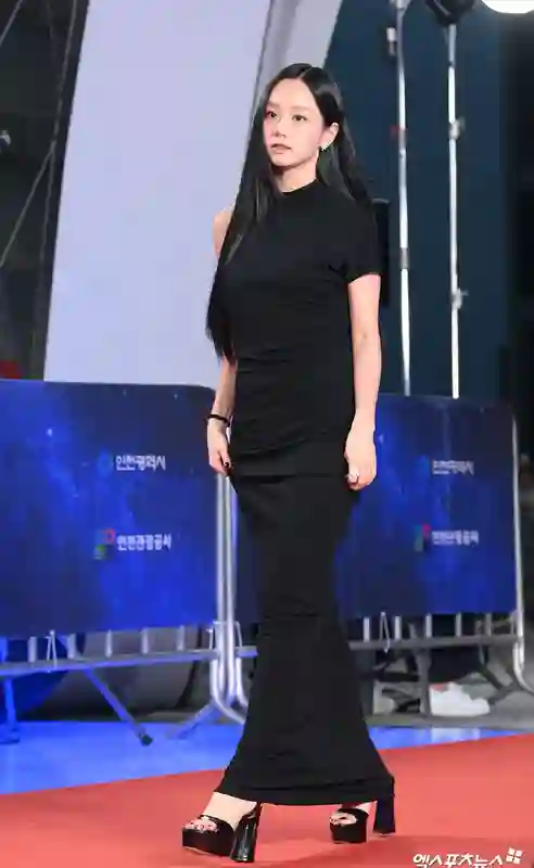 韩国青龙奖：IU拿视后美如初恋，李惠利变黑魔女，朴宝剑帅回巅峰