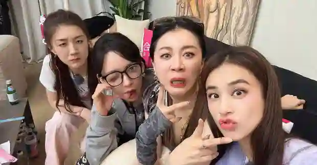 黄圣依po出与陈梦程潇李嘉格合照，鬼脸造型超吸睛