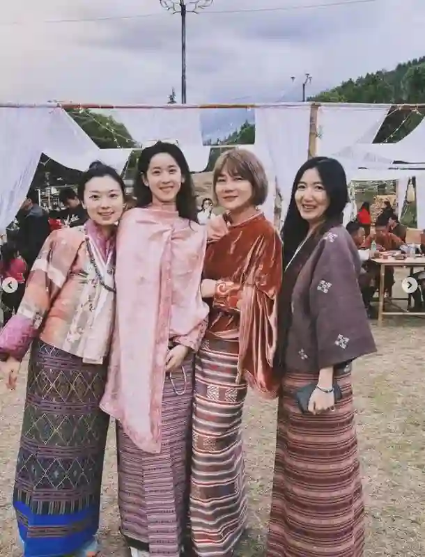 刘强东老婆晒素颜照依旧美，32岁章泽天脸上斑点多，没有名人包袱