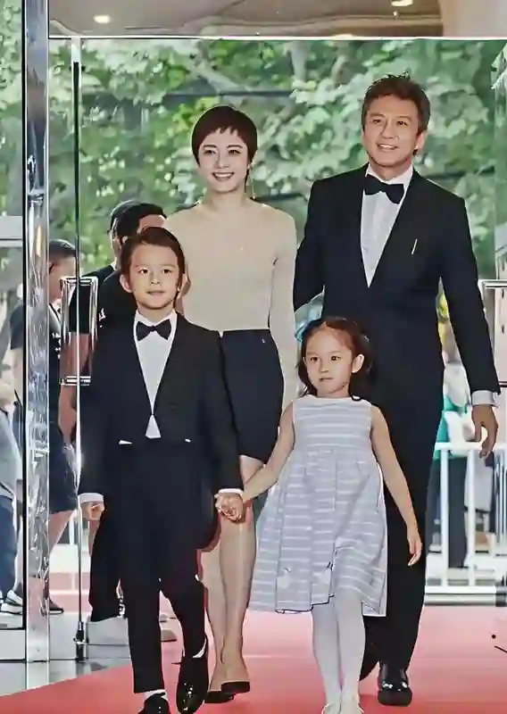孙俪一家人移民风波后首露面，带小花上兴趣班，邓超拄拐杖抢镜