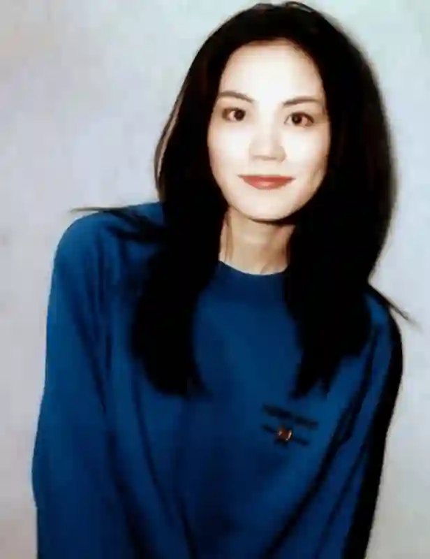 王菲年轻时长得太哇塞了，又美又灵动，真的是被嗓子埋没的美貌！