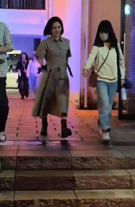 70岁林青霞在江西，穿着时尚一点不显老，与好友谢娜罕见同框