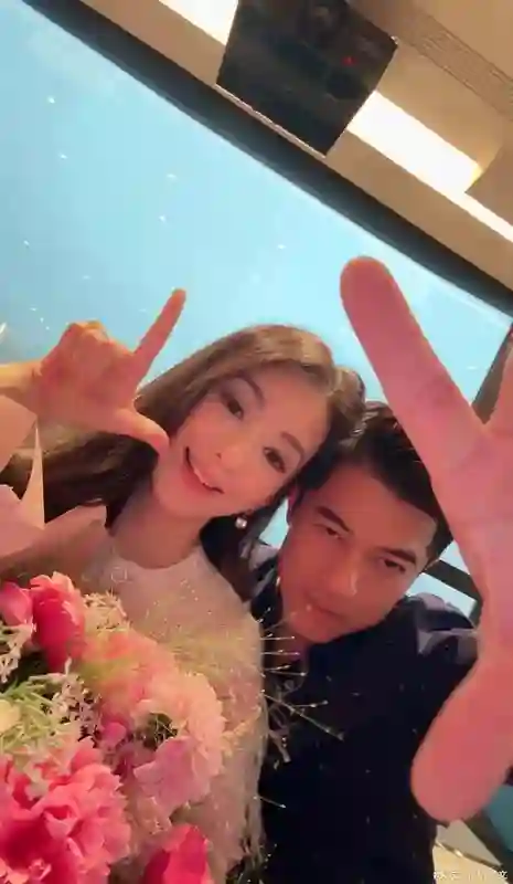 方媛郭富城庆祝结婚八周年！王思聪拆散不了他们，晒全家福很温馨