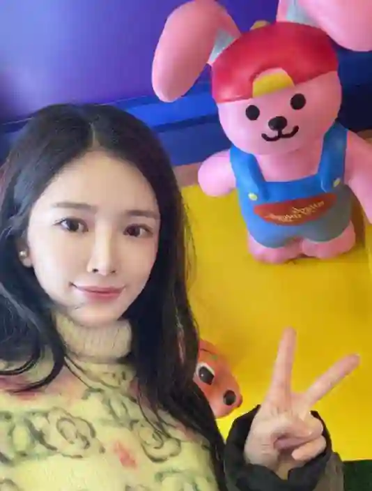 杜淳妻子晒素颜美照，37岁冻龄如少女，紧致肌肤令人羡慕！