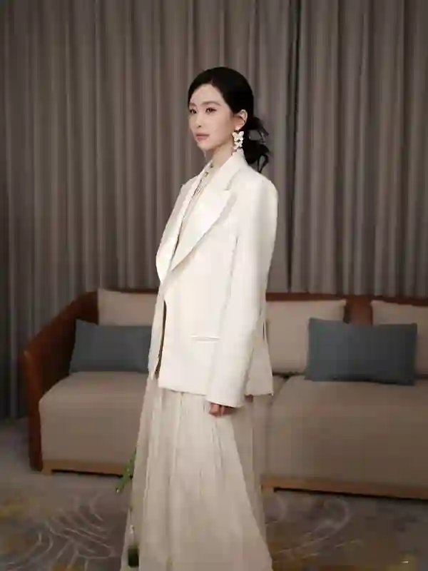 刘诗诗现身hi6录节目，白西服配纱裙温婉端庄，比小8岁吴宣仪还嫩