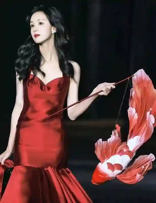 陈都灵“排骨胸+金刚肩”，时尚盛典引热议：健康美才是真时尚