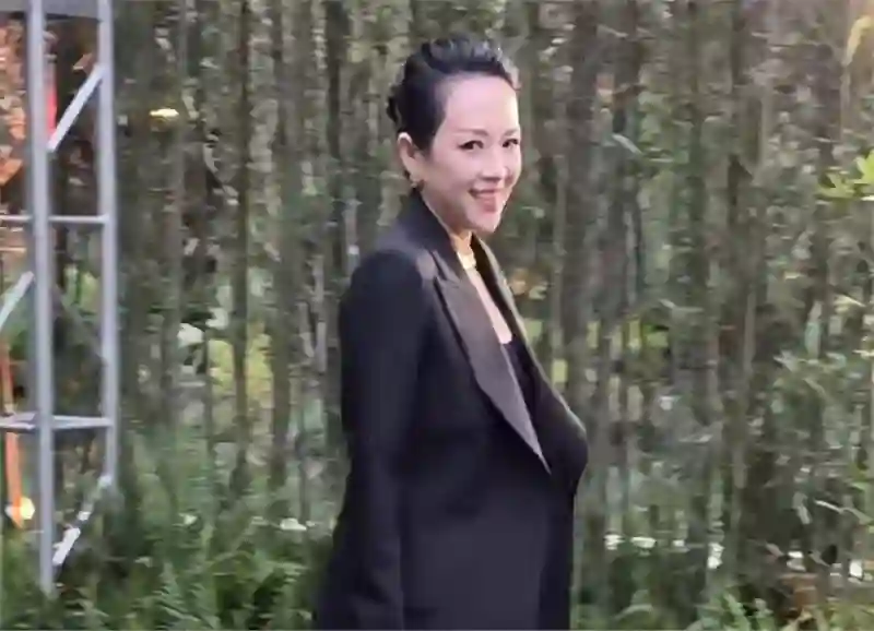 46岁章子怡参加活动，盘发+黑西装似女企业家，眼神带着一股狠劲
