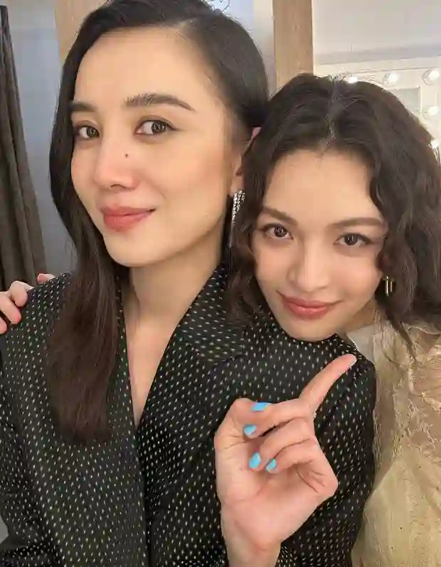 钟楚曦晒“近期幕后记录”！与陈可辛容祖儿同框笑出感染力
