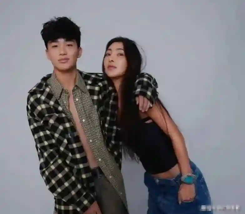 曹格女儿Grace14岁近照疯传，从“包子脸”到“初恋脸”华丽逆袭