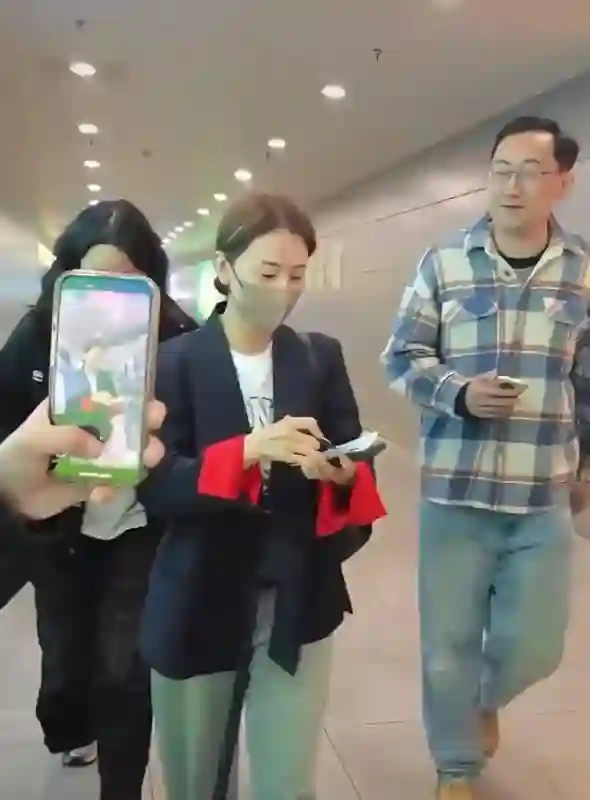 高圆圆在机场被拍，皮肤松垮还有了明显的皱纹，可纯天然自然就是漂亮！
