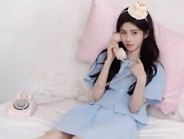 鞠婧祎蓝格裙扮蛋糕少女！甜妹感直接拉满
