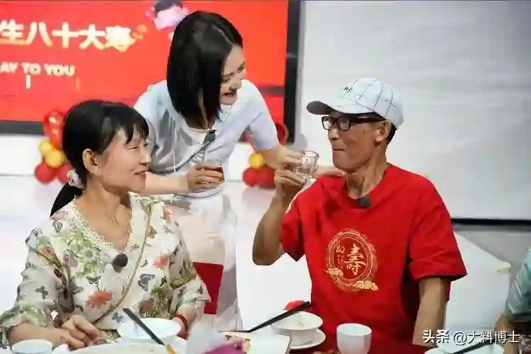 谢娜二舅生日宴曝光，摆了十几桌好热闹，谢娜和父母现身成焦点