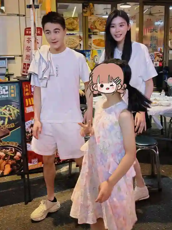 偶遇何猷君一家，奚梦瑶和婆婆逛街尽显高情商，四太腿长不输媳妇