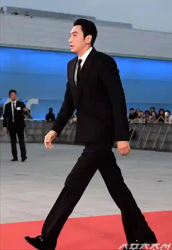 韩国青龙奖：IU拿视后美如初恋，李惠利变黑魔女，朴宝剑帅回巅峰