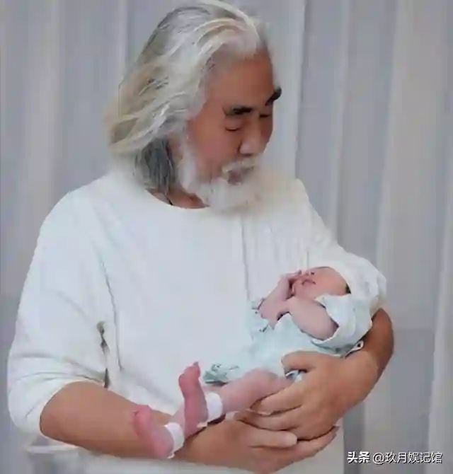 她41岁嫁入豪门，44岁为81岁刘诗昆生下女儿，48岁又生下二胎儿子