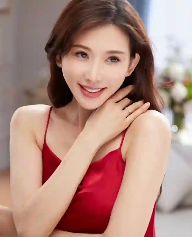 51岁林志玲现身新加坡，打扮清纯像<em>大学</em>生，3岁儿子长势太猛了
