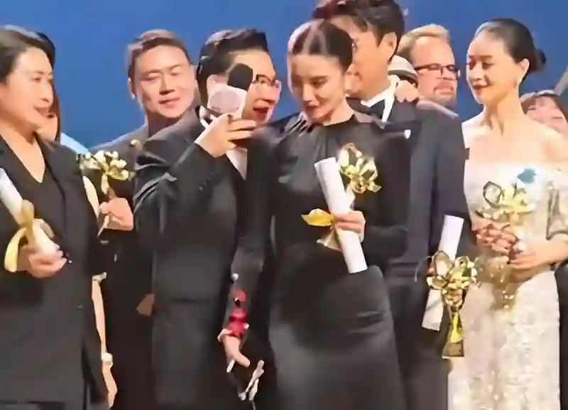 “九转大肠”曹可凡：揩油姜妍、抢C位，吃相实在太难看了