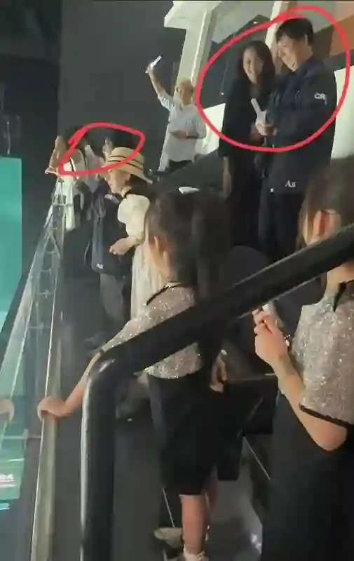 方媛看老公演唱会！待遇升级坐包厢配三个保镖，郭富城赚钱动力足