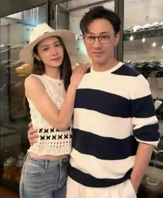 林峯钟嘉欣同框引回忆杀，氛围感拉满，网友：难怪不带太太张馨月