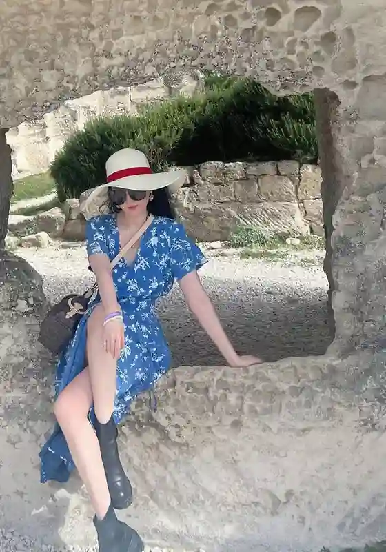 刘亦菲蓝裙碎花配素颜，清新明媚似少女