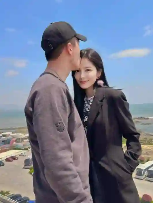 杜淳妻子晒素颜美照，37岁冻龄如少女，紧致肌肤令人羡慕！
