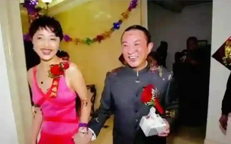 07年，50岁5婚的张黎爱上小宋佳，为迎娶小宋佳，张黎和妻子离婚