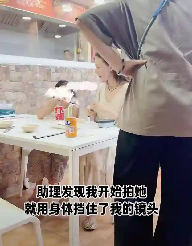 高圆圆女儿正面照首度曝光，皮肤偏黑五官似父，母女被偷拍尴尬微笑性格温和