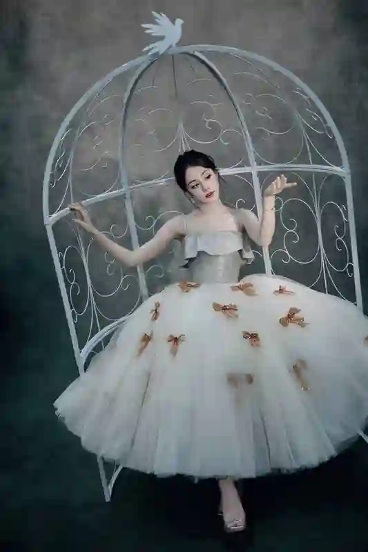 迪丽热巴蝴蝶结白纱裙封神！梦幻优雅如误入仙境的公主