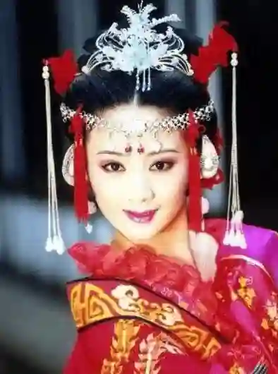 她靠一部剧吃一辈子，<em>二婚</em>嫁小6岁小鲜肉，如今丈夫红得令人嫉妒